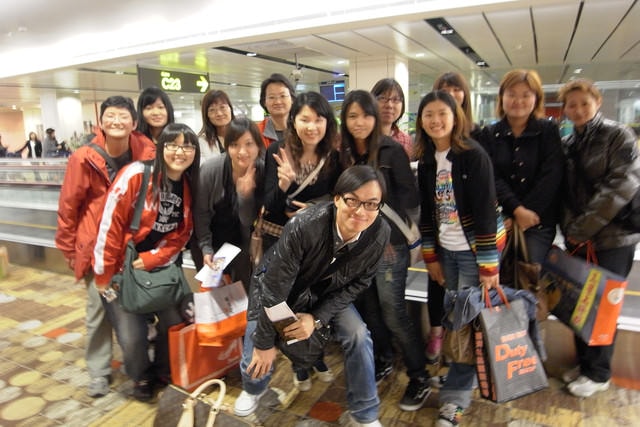 朝聖之旅（2011.3.24-27）:來張機場大合照，14女1男，那位叫小安的男蕙迷會不會太爽？