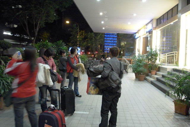 朝聖之旅（2011.3.24-27）:大家一下車就拼命照相。