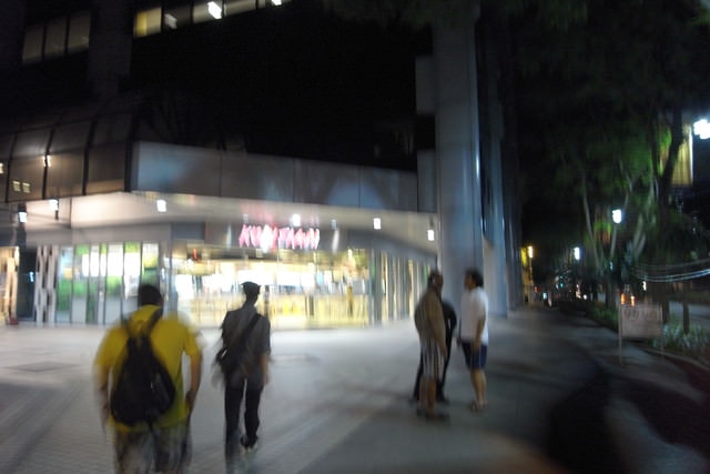 朝聖之旅（2011.3.24-27）:大家擠著辦check in，可能都累了，想早點進房間躺平！
