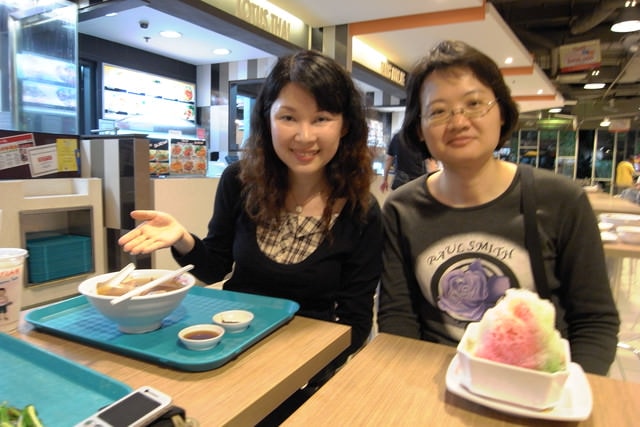 朝聖之旅（2011.3.24-27）:我跟另一位低調的蕙迷，一個點熱食，一個點冰XD