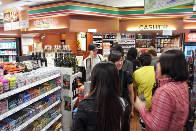 朝聖之旅（2011.3.24-27）:吃完宵夜，又去7-11買零食。大家會不會太over？