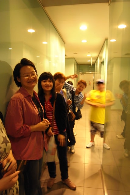 朝聖之旅（2011.3.24-27）:吃飽了，出發前大家先去排個廁所。