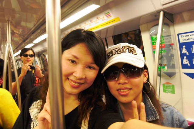 朝聖之旅（2011.3.24-27）:在電車裡也要自拍！小雅怎麼總是戴著墨鏡啊？
