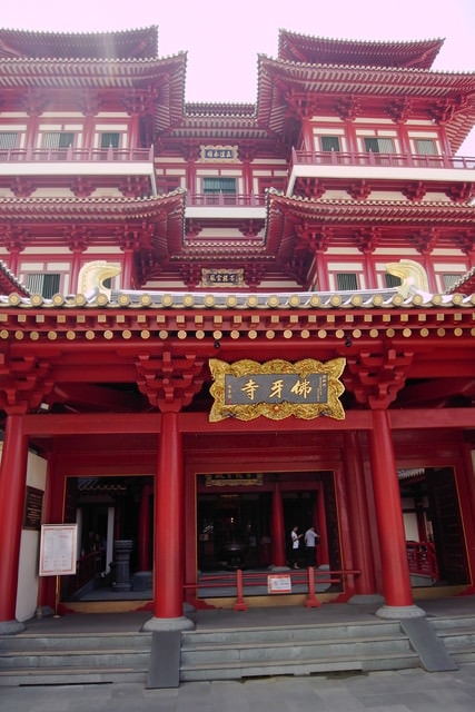 朝聖之旅（2011.3.24-27）:佛牙寺，香火鼎盛。