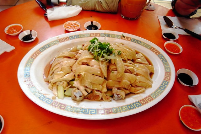 朝聖之旅（2011.3.24-27）:這張照片才是重點，當這盤雞肉出現時，全體蕙迷尖叫。