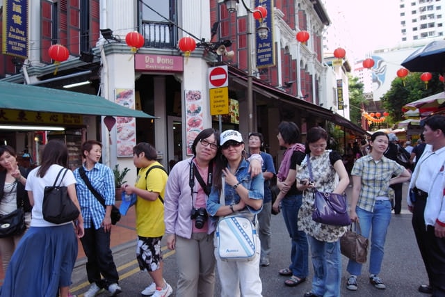 朝聖之旅（2011.3.24-27）:吃飽了，先逛一下「牛車水」，有助消化！