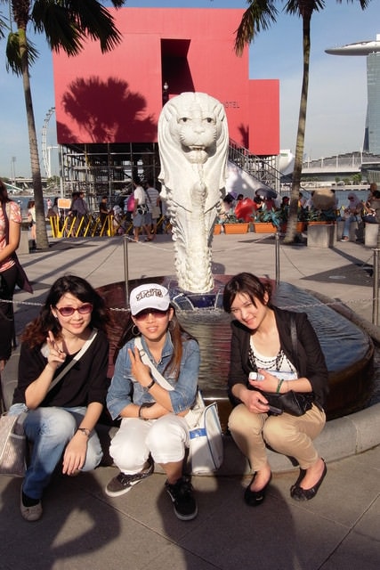 朝聖之旅（2011.3.24-27）:這張照片的三位美女，看起來好像在蹲馬桶！