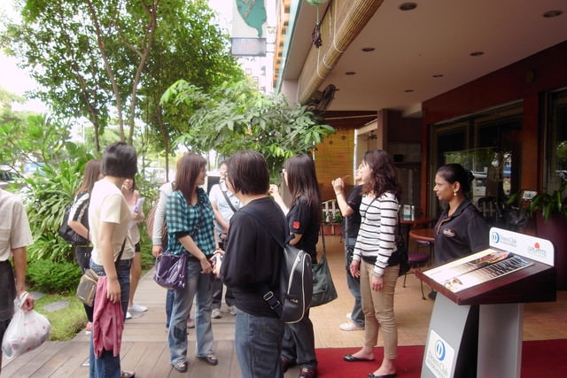 朝聖之旅（2011.3.24-27）:才吃完印度式早餐，走沒多久又來這間印度餐館。大家很傻眼！