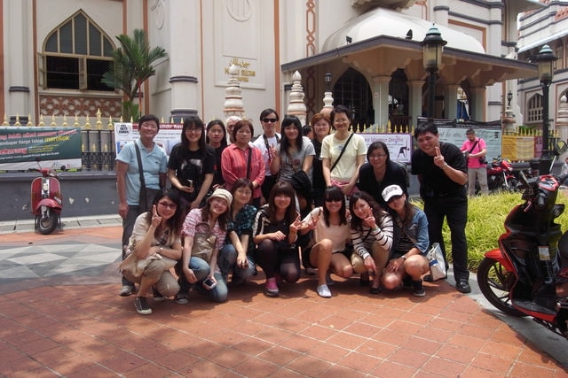 朝聖之旅（2011.3.24-27）:大家在清真寺前團拍