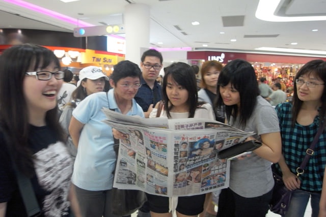 朝聖之旅（2011.3.24-27）:哇，一群人在看當地的報紙，因為有娘娘的報導