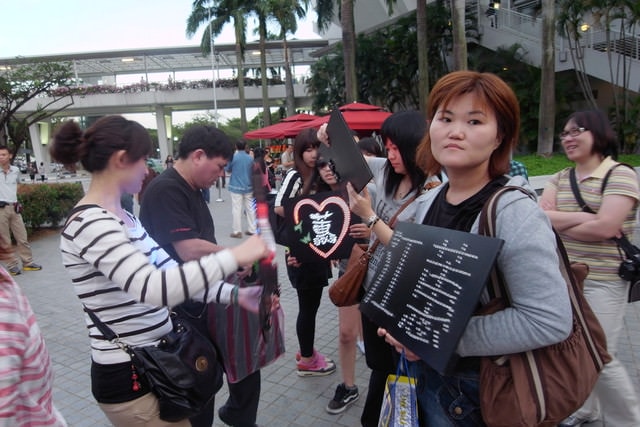 朝聖之旅（2011.3.24-27）:因為要上鏡頭了，蕙迷們開始拿出道具，有的開始梳妝打扮。