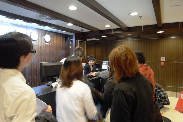 朝聖之旅（2011.3.24-27）:大家擠著辦check in，可能都累了，想早點進房間躺平！