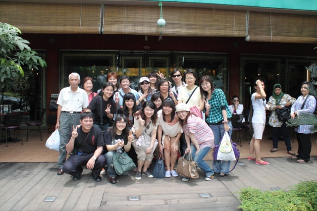 朝聖之旅（2011.3.24-27）:吃飽了，出發前再來團拍。大家團拍上癮了。