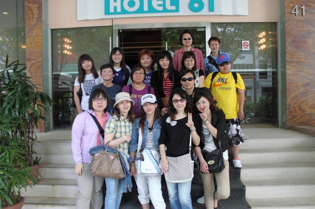 朝聖之旅（2011.3.24-27）:出發囉，先在旅館門口來個團拍。