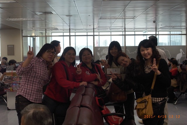 朝聖之旅-2 (2011.4.16-18）:登機前來個合拍。