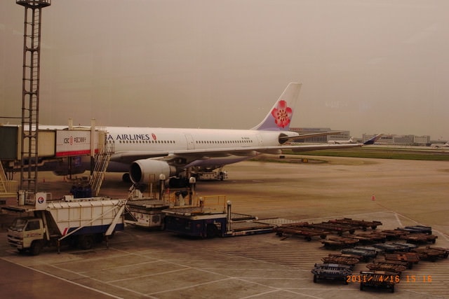 朝聖之旅-2 (2011.4.16-18）:延遲一個小時，才抵達上海虹橋機場。
