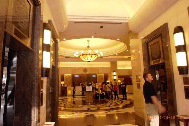朝聖之旅-2 (2011.4.16-18）:到了下榻的飯店，這次可是五星級的。就在演唱會場的對面而已。