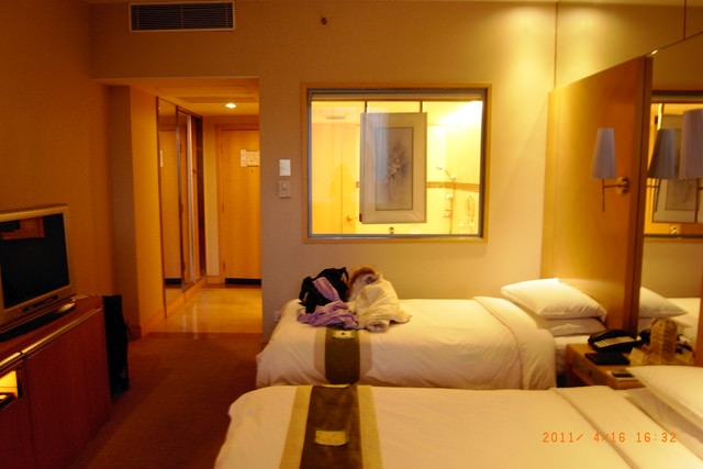 朝聖之旅-2 (2011.4.16-18）:房間還可以，但是~~為何沒有空調，不是五星級？幸好還有送風...