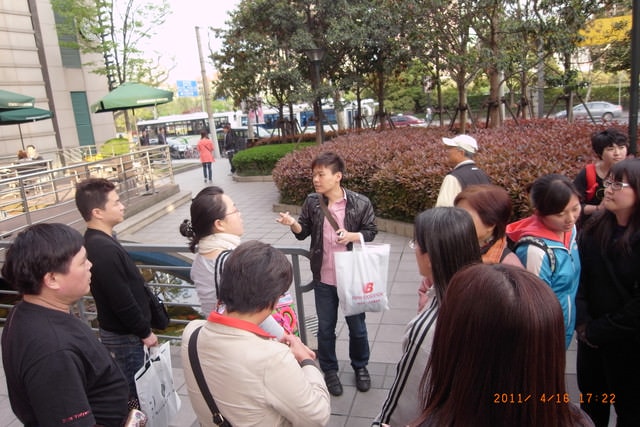 朝聖之旅-2 (2011.4.16-18）:上海鐵三角之一的「達達」正在向大家交代事情。盡職地辦好導遊