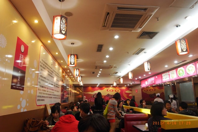 朝聖之旅-2 (2011.4.16-18）:美食第一站-「小楊生煎」，是家水煎包店。