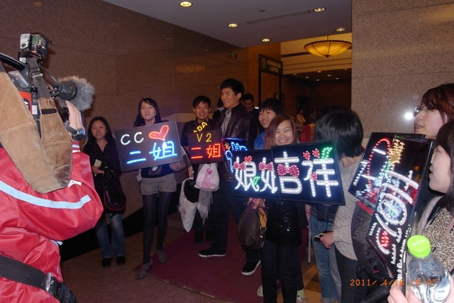 朝聖之旅-2 (2011.4.16-18）:果然又被媒體抓住訪問。結果，每個大陸蕙迷都紅了。哈！