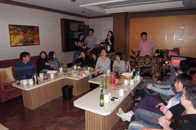 朝聖之旅-2 (2011.4.16-18）:大家到錢櫃通宵k歌。大陸蕙迷的台語歌發音還不賴耶。天天練吼...