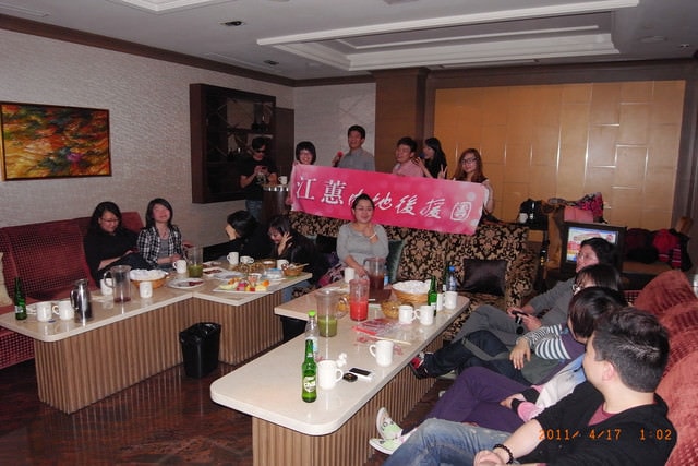 朝聖之旅-2 (2011.4.16-18）:知道丸子在偷拍，大家就秀出名條，來驗明正身。