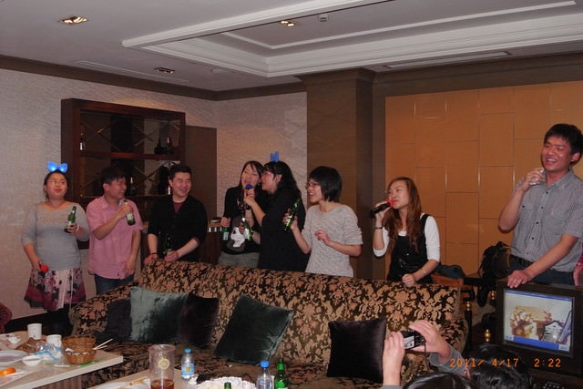 朝聖之旅-2 (2011.4.16-18）:個個拿著麥克風，咦？怎麼有人拿酒瓶咧？