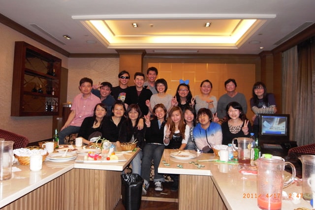 朝聖之旅-2 (2011.4.16-18）:唱完了，店裡要趕人了，來個團拍。