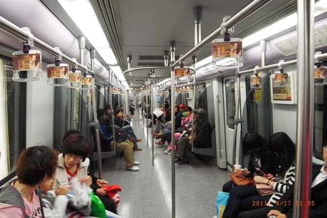 朝聖之旅-2 (2011.4.16-18）:上海地鐵電車