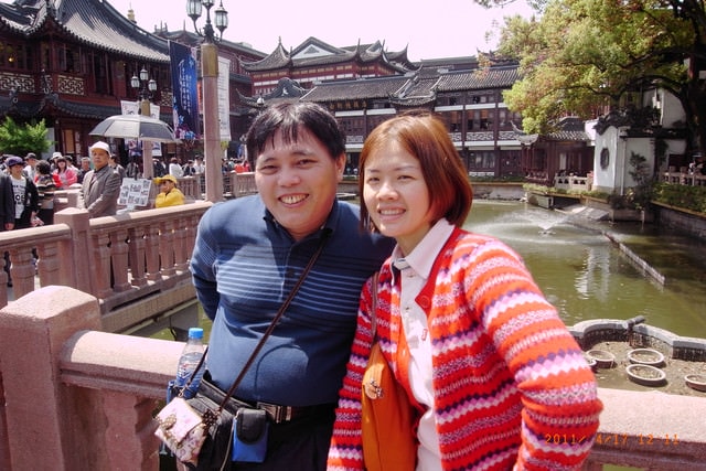朝聖之旅-2 (2011.4.16-18）:萬金大哥跟咪咪姐，驕陽下顯得神采奕奕。看不出來前晚是通宵夜...
