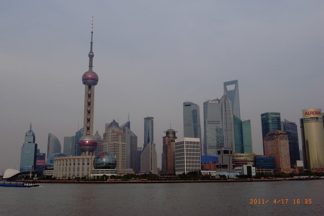 朝聖之旅-2 (2011.4.16-18）:外灘到了，看到了東方明珠大樓