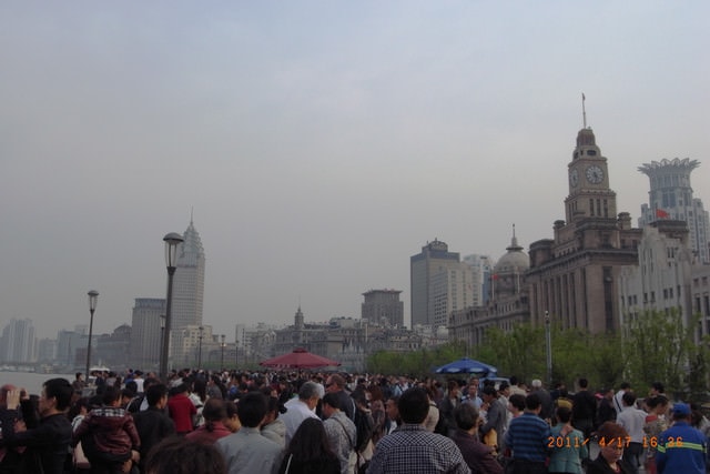 朝聖之旅-2 (2011.4.16-18）:外灘好多人呀。這也難怪，不到外灘就等於沒來過上海。