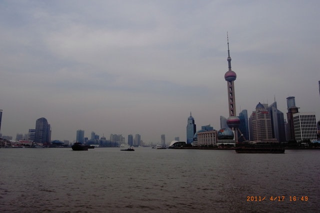 朝聖之旅-2 (2011.4.16-18）:黃浦江是河港，可看到一艘艘的運船