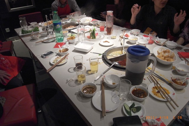 朝聖之旅-2 (2011.4.16-18）:杯盤狼藉，這天丸子喝太多碳酸飲料了，喝到掛在床頭了。