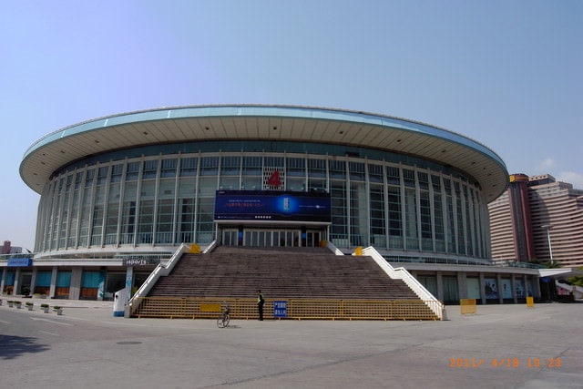 朝聖之旅-2 (2011.4.16-18）:離開飯店，經過體育場