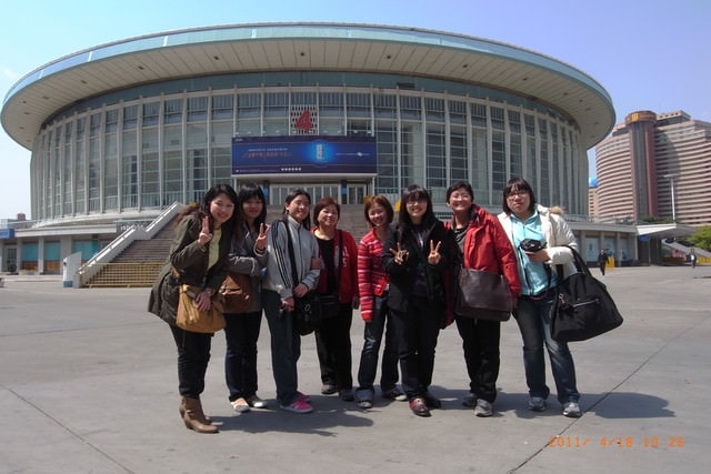 朝聖之旅-2 (2011.4.16-18）:台灣蕙迷在曾經high翻過的體育場前合影留念