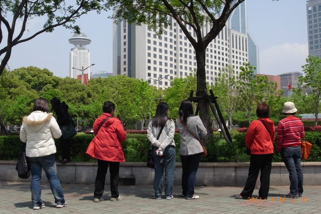 朝聖之旅-2 (2011.4.16-18）:看看！這群氣質團團員們欣賞鴿子的背影還是很優雅