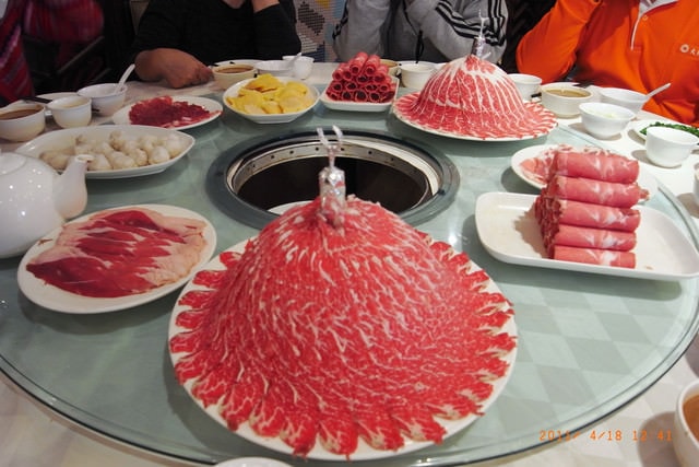 朝聖之旅-2 (2011.4.16-18）:但是送來一堆看來可口的肉，每個人眼睛一亮