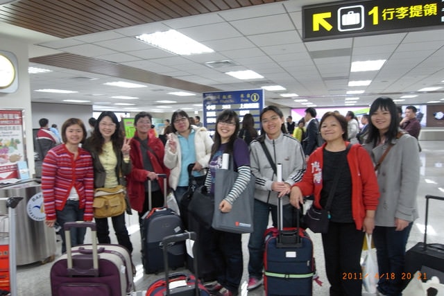 朝聖之旅-2 (2011.4.16-18）:1297501826.jpg回家囉（這張是自稱很低調的人拍的，低調到娘娘發了殺人通緝令...