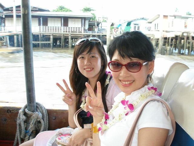 泰國畢旅之大家來拍照-2:我跟圓圓，本來我是坐在窗戶邊的。有人巧妙地調換，好啦..讓...