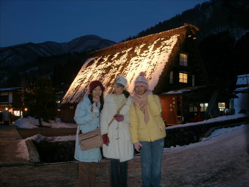 東瀛留學日記之童話世界篇(2008.1):三人在合掌村落裡合影
