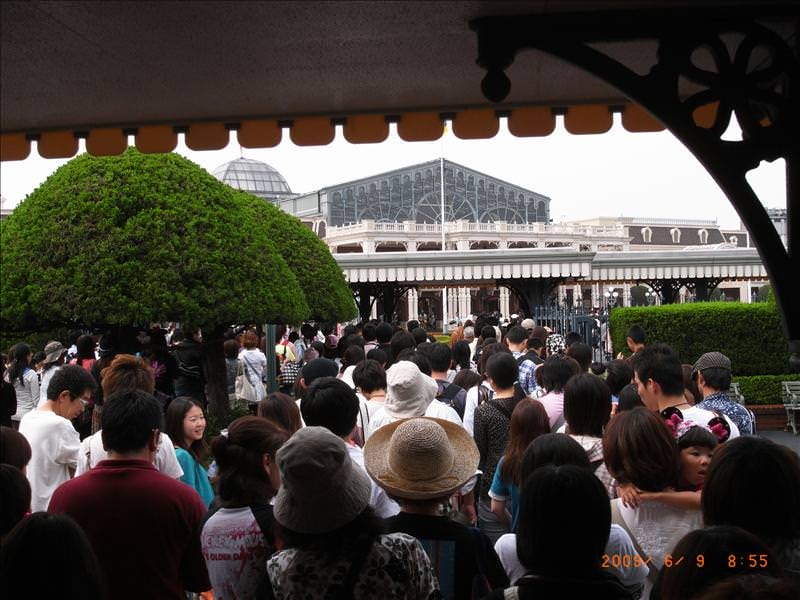 東瀛留學日記之再遊迪士尼樂園(09.6.9):門開了，遊客們一個個排隊通過剪票口