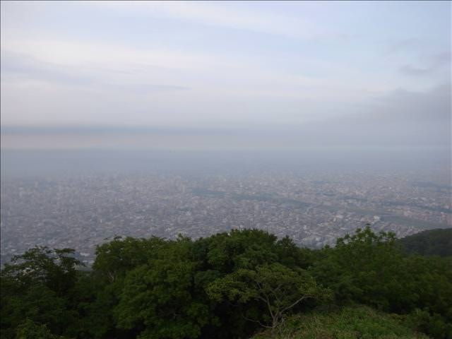 東瀛留學日記-夏日北海道（09.7.14-16）:這裡叫做藻岩山可以俯瞰札幌市，可惜當天天氣陰暗