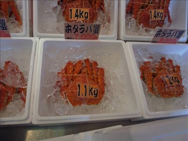 東瀛留學日記-夏日北海道（09.7.14-16）:丸子只好跟商家預購，宅配到家。照片上的蟹是論斤計價的。
