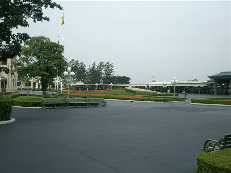 東瀛留學日記之再遊迪士尼樂園(09.6.9):這裡是樂園裡頭，完全沒人，因為還沒到開園時間