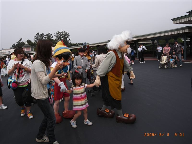 東瀛留學日記之再遊迪士尼樂園(09.6.9):一些卡通人物等著遊客的入園