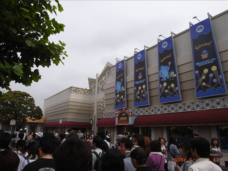 東瀛留學日記之再遊迪士尼樂園(09.6.9):怪獸電力公司主題館，由於是新開的很熱門，平均要排個100分...