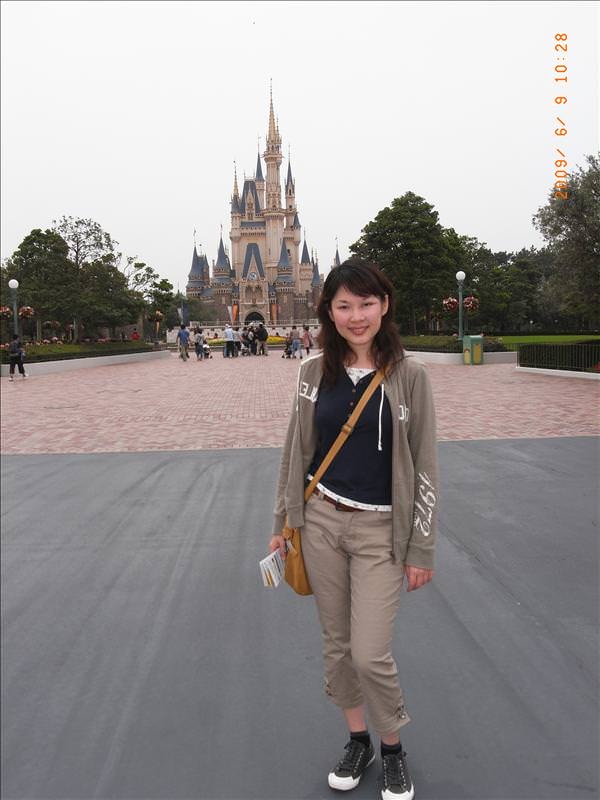 東瀛留學日記之再遊迪士尼樂園(09.6.9):身後就是樂園的地標：灰姑娘城堡