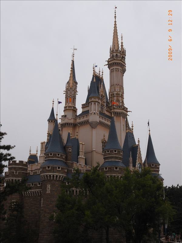 東瀛留學日記之再遊迪士尼樂園(09.6.9):這座樂園的地標，可是遵造古法一塊塊石頭堆砌起來的內部裝潢講...